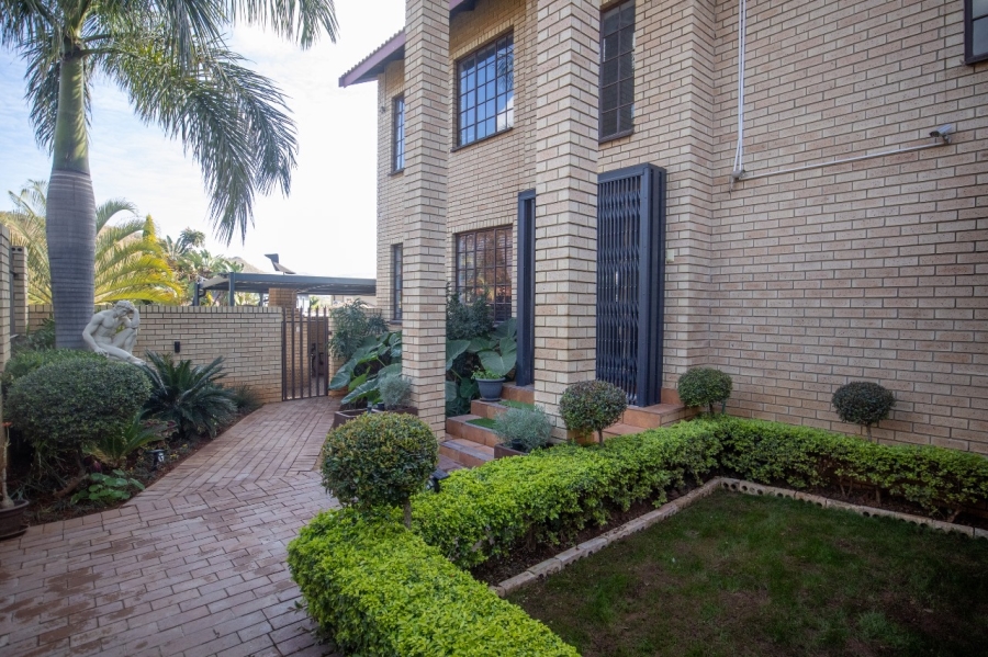 5 Bedroom Property for Sale in Safari Gardens North West